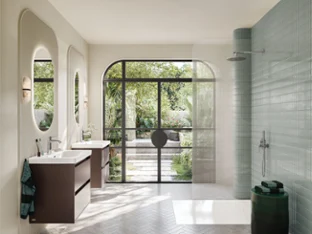Modernes Badezimmer mit Doppelwaschbecken, runden Spiegeln, begehbarer Dusche, großem Fenster und Blick auf den Garten.