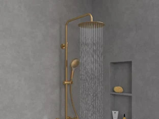Antao naturlig bad med Infinity Shower dusjarmaturer Moderne bad med grå, flislagte vegger, veggmontert toalett, hvit servant med speil, svarte armaturer, innglasset dusj og åpne hyller.