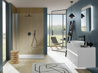 Universal Showers dusjbatteri med vaskeplass Svart Universal Showers dusjblandebatteri i et blågrønt baderom med store vinduer og vaskeplass.
