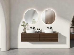 Une salle de bains moderne avec deux miroirs ronds au-dessus de deux lavabos blancs Antao de Villeroy & Boch Une salle de bains moderne avec deux miroirs ronds au-dessus de deux lavabos blancs Antao de Villeroy & Boch sur un plan de toilette en bois. Des robinetteries noires et un décor minimaliste complètent le design.