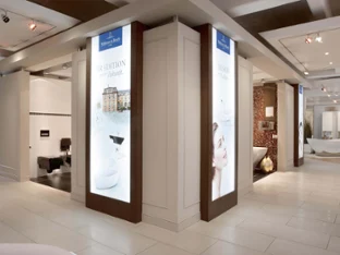 Modernes Showroom-Interieur mit beleuchteten Badideen-Displays, in denen die neuesten Produkte von Villeroy & Boch präsentiert werden.