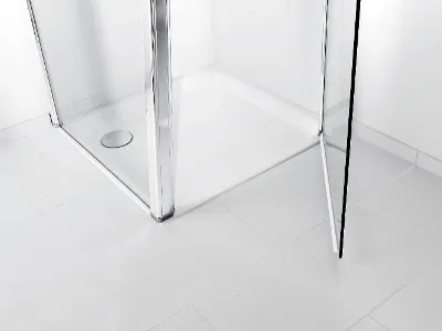 Cabina doccia O.novo con porta aperta in vetro Una cabina doccia bianca, pulita e moderna della collezione O.novo con porta in vetro aperta, pavimento piastrellato e scarico.