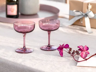 Bicchieri da vino like. accanto a champagne Due bicchieri da vino di like. by Villeroy & Boch su un tavolo vicino a una bottiglia di champagne.