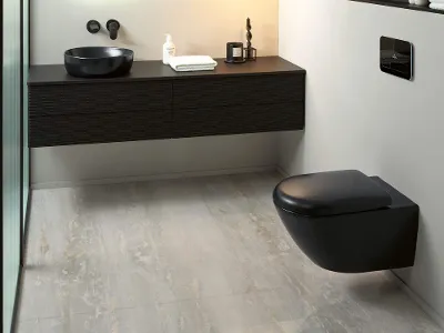 Svart Antao-toalett i ett modernt badrum i svartvit stil Ett modernt, svartvitt badrum med en svart toalett och tvättställ från Antao-kollektionen.