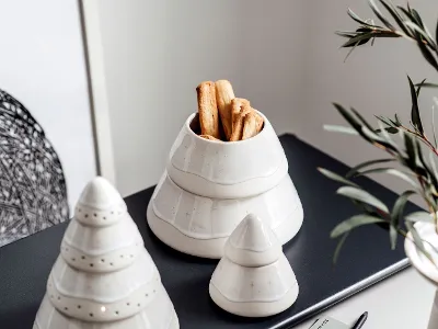 Biscotti nella biscottiera Winter Glow Un tavolo con decorazioni Winter Glow e biscottiera di Villeroy & Boch.