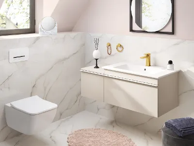 Bagno con parete in marmo, WC bianco e lavabo Venticello con specchio rotondo Bagno moderno con parete marmorizzata, lavabo sospeso e rubinetto dorato, WC sospeso, specchio rotondo, piccolo tappeto e vari articoli da toilette.