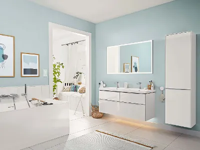 Specchio illuminato Subway 3.0 nel bagno con pareti azzurre Un bagno bianco con pareti blu e uno specchio Subway 3.0 piatto e illuminato e mobili arredo bagno coordinati.