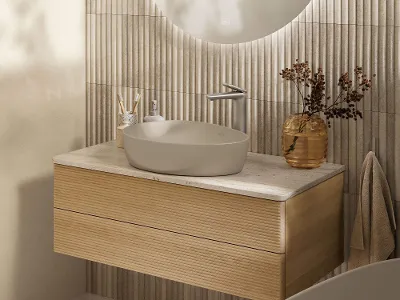 Vägghängd Subway 3.0-toalett med Universo TwistFlush från Villeroy & Boch i ett beige badrum med transparenta gardiner och ett litet fönster.