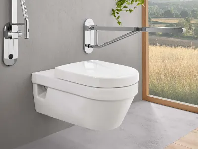 WC ViCare con maniglioni Un WC per disabili sospeso montato su parete grigia di fronte a una grande finestra. Alla parete sono fissate anche due maniglie.
