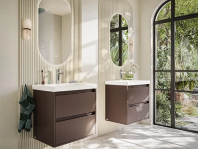 Bagno moderno con due lavabi sospesi, specchi ovali, pannelli a parete scanalati e un'ampia finestra con vista sul verde.