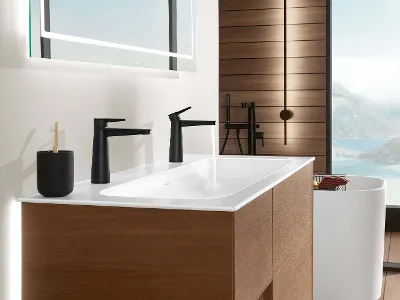 Schwarze Conum Armatur im Badezimmer mit Meerblick Ein modernes Badezimmer mit einer schwarzen Conum Waschtisch-Armatur von Villeroy & Boch und Blick auf das Meer.