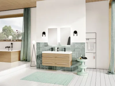Bagno con lavabo doppio Avento con specchi a muro e vasca da bagno Bagno moderno con soffitto in legno, accenti di piastrelle verdi e bianche, lavabo doppio della collezione Avento e specchi a parete. A sinistra, una vasca da bagno accanto alla finestra, tende verdi e decorazioni minimaliste.