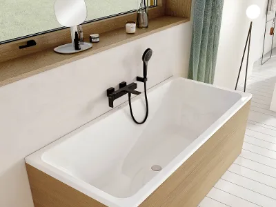 Vasca da bagno Avento con rubinetto nero e soffione doccia estraibile Un bagno moderno con una vasca Avento rettangolare con struttura in legno sotto una finestra. La vasca da bagno ha un rubinetto nero e un soffione rimovibile. Vicino alla finestra si trova una mensola con gli utensili e un piccolo specchio.