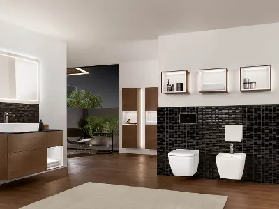 Bagno con mobile lavabo in legno, WC bianco e bidet bianco Bagno moderno con grande specchio sopra un lavabo in legno, rubinetteria elegante e pareti piastrellate nere. La stanza è dotata di WC, bidet e scaffali a muro, illuminati da una luce minimalista.