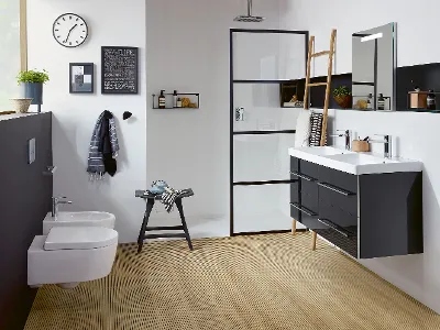 Pianificazione online del bagno per bagni completi di Villeroy & Boch Un bagno completo con lavabo, rubinetteria, WC e doccia in moderno bianco e nero di Villeroy & Boch.