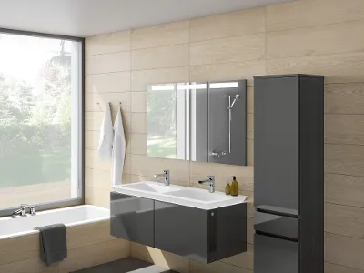 Un mobile a specchio incassato sopra un lavabo doppio con mobiletto in antracite. A sinistra si trova la vasca da bagno con vista diretta sulla grande finestra.