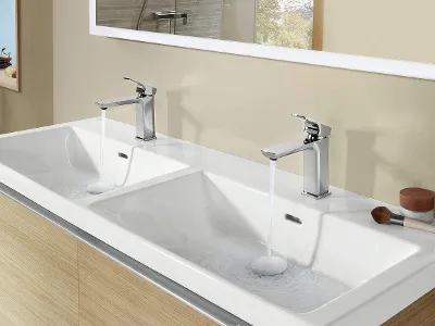 Rubinetto Subway 3.0 su lavabo doppio Un miscelatore Subway 3.0 su un lavabo doppio e un mobile lavabo.