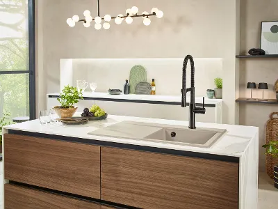 Lavello Subway Style su un'isola della cucina Un lavello da cucina Subway Style nel colore Almond su un'isola da cucina bianca con cassetti in legno