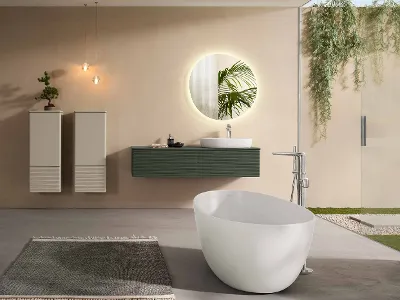 Bagno completo Antao colori naturali Un moderno bagno completo con mobili, ceramiche, specchio illuminato e vasca da bagno della collezione Antao di Villeroy & Boch in colori naturali e piante verdi.