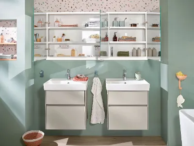 Armadietto a specchio My View con lavabo Collaro bianco Armadietto a specchio My View con lavabo Collaro in un bagno turchese di Villeroy & Boch.