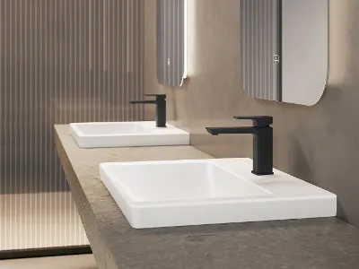 Czarne baterie Villeroy & Boch – idealny dodatek Nowoczesna łazienka wyposażona w betonowy blat z dwiema białymi prostokątnymi umywalkami i czarnymi kranami pod dwoma lustrami