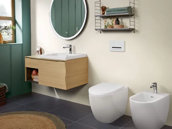 Weißes Subway 3.0 Bidet in grünem Badezimmer Ein Badezimmer mit weißem Bidet, Waschbecken, Toilette und Spiegel aus der Kollektion Subway 3.0.