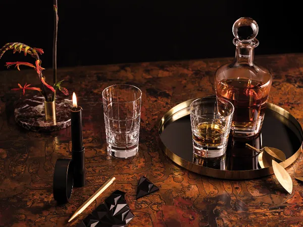 Une carafe à whisky Ardmore Club et des verres sur un plateau Une carafe à whisky Ardmore Club et des verres sur un plateau, à côté d’une bougie allumée.