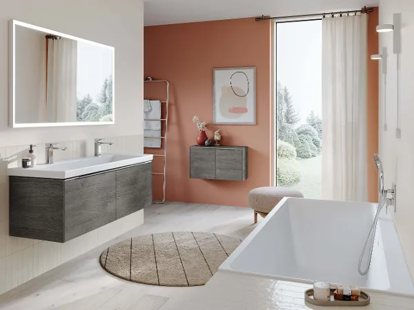 Weiße Subway 3.0 Toilette in Badezimmer mit hellorangenen Wänden Ein modernes Badezimmer mit orangefarbenen Wänden und einer weißen Subway 3.0 Badewanne.