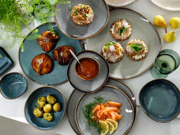 Stylish gourmet dishes on Lave plates Gourmet dishes such as smoked salmon, sandwiches and pastries are served on stylish Villeroy & Boch Lave plates.