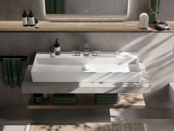 Memento 2.0 Waschtisch in Stone White mit präzisen Konturen und puristischem Design, eingebettet in ein modernes Bad mit natürlichen Akzenten.