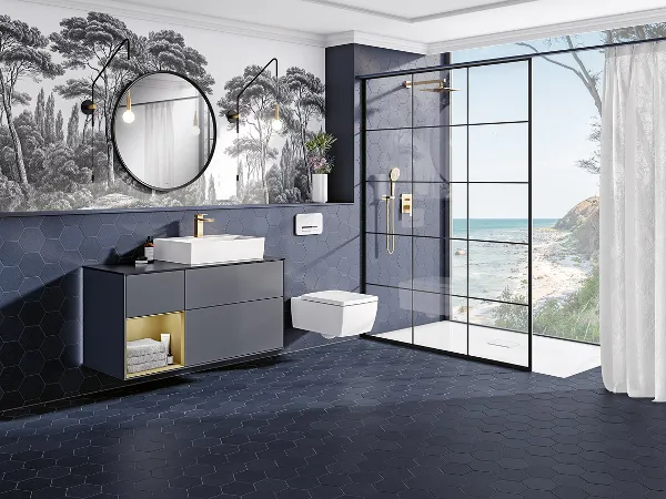WC Memento 2.0 bianco in un bagno di lusso Bagno esclusivo con piastrelle a nido d'ape blu scuro e carta da parati con palme, Memento 2 bianco. WC, doccia aperta in vetro e vista sul mare attraverso una grande finestra.