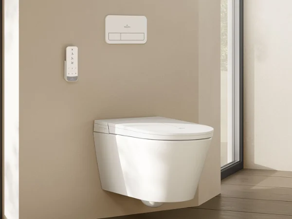 Inodoro con ducha Tivo en acabado totalmente beige El inodoro con ducha Tivo, con un elegante acabado beige, se integra perfectamente en los interiores de baño modernos.