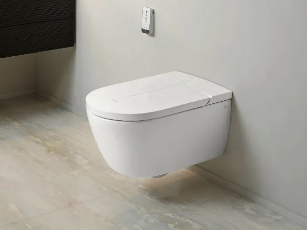 Duschtoalett från Villeroy & Boch i ett modernt badrum Ett modernt badrum med en ViClean-duschtoalett inklusive fjärrkontroll från Villeroy & Boch.