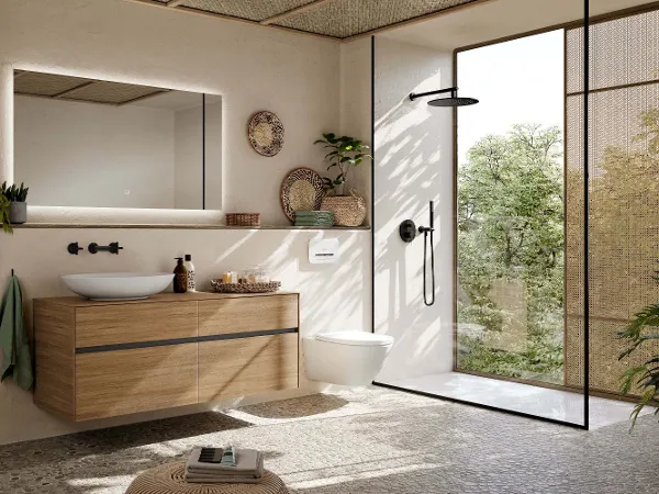 Badezimmer im Japandi-Stil mit Dachschrägenbad Japandi Badezimmer mit freistehender Antao Badewanne, wandmontierter Antao Toilette und Aufsatzwaschbecken auf einem weißen Collaro Waschbeckenunterschrank.