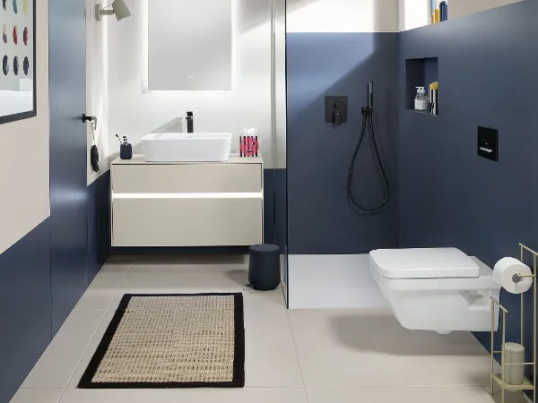 Architectura-toilet og -håndvask i et blåt og hvidt badeværelse Et blåt og hvidt badeværelse med toilet og håndvask fra den moderne Architectura-kollektion fra Villeroy & Boch.
