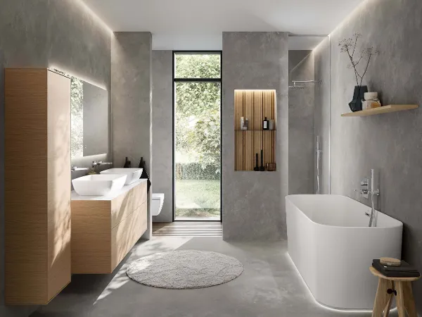 Badezimmer im minimalistischen Stil Minimalistisches Badezimmer mit Villeroy & Boch 'Finion' Badewanne, 'Finion' Waschtischunterschrank und zwei 'Artis' Waschbecken. Das schlichte Design kombiniert natürliche Holzelemente mit modernen grauen Wänden und einer großen Fensterfront für ein helles, ruhiges Ambiente.