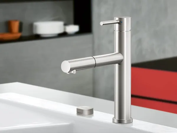 Como Sky Shower auf weißer Spüle Eine Como Sky Shower Armatur in Edelstahl montiert auf einer weißen Küchenspüle mit Excenter.