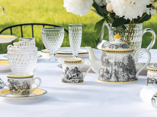 Audun collection together with Boston glasses on an outdoor table Elegant Audun teapot next to clear Boston glasses on a beautifully presented outdoor table