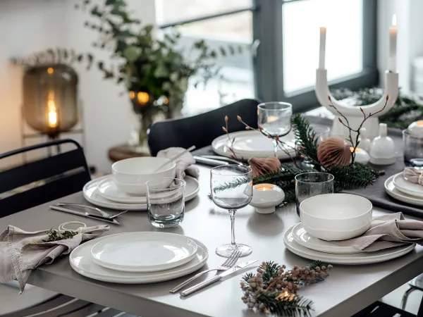 Une table dressée avec la collection Winter Glow Une table dressée avec de la vaisselle, des verres et de la décoration de la collection Winter Glow de Villeroy & Boch.
