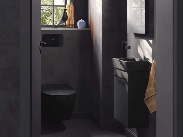 Une salle de bains moderne avec des murs en carrelage sombre dans un receveur de douche Squaro Infinity, une grande fenêtre et un décor minimaliste sur un lavabo Collaro.
