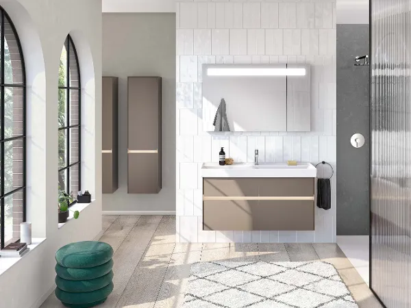 Modernes Bad mit Waschtisch und Glasdusche Modernes Badezimmer mit großen Fenstern, einem an der Wand montierten Waschbecken mit großem Spiegel und zwei hohen Schränken. Das Bad ist mit einer Glasdusche, einer grünen Sitzbank und einer weiß gefliesten Rückwand ausgestattet.