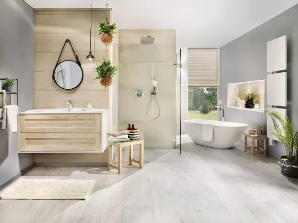 Theano Badewanne mit Pflanzen Theano Badewanne in einem großzügigen Badezimmer mit Pflanzen dekoriert.