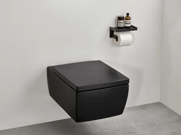 Seinään asennettava Memento 2.0 -WC-istuin Ebony CeramicPlus Minimalistinen kylpyhuoneen sisustus, johon sisältyy mattamusta riippuva WC-istuin ja hyllykoriste vinon katon alla