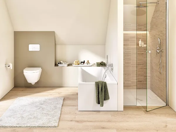 Architectura Badewanne mit grünem Handtuch Eine Architectura Badewanne in einem hellen Badezimmer im Scandi-Look und ein grünes Handtuch, das über die Wanne gelegt ist.