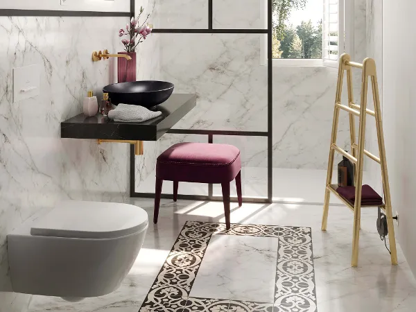 Wastafel uit de collectie Loop & Friends van Villeroy & Boch Moderne badkamer met marmeren muren en vloeren, een vrijstaand bad, een dubbele wastafel en gouden accenten.