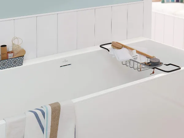 Subway 3.0 Badewanne in Weiß mit Utensilien-Halter Eine weiße Subway 3.0 Badewanne mit einem Utensilien-Halter und einem Handtuch.