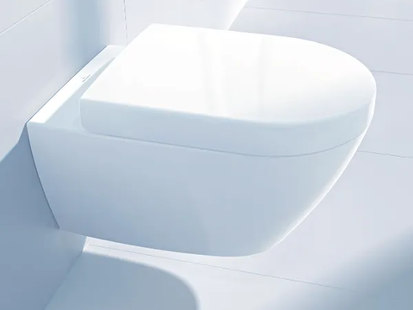 Moderne, per SupraFix 3.0 wandmontierte Toilette Eine moderne, per SupraFix 3.0 wandmontierte Toilette mit geschlossenem Deckel in einem weiß gefliesten Badezimmer.