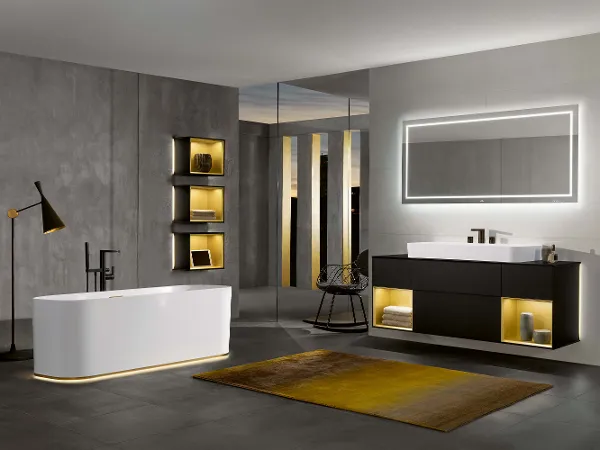 Bañera Finion blanca con iluminación Una bañera Finion blanca en un moderno cuarto de baño gris con iluminación.