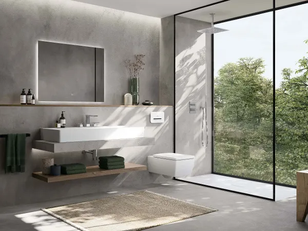 Minimalistisches Badezimmer mit bodenebener Dusche. Minimalistisches Badezimmer mit Villeroy & Boch Memento 2.0 Waschbecken und Wandtoilette. Das Design kombiniert klare Linien, dezente graue Wände und eine bodentiefe Dusche mit Ausblick ins Grüne.