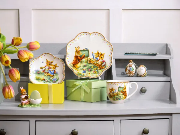 Osterdeko und Geschenke mit Tellern, Becher und Figuren auf einer Anrichte Farbenfrohe Osterdekoration, die Tradition und Frühlingsfreude vereint: Kreieren Sie mit detailreichen Tellern, Bechern oder Dekofiguren unvergessliche Ostern im eigenen Zuhause.